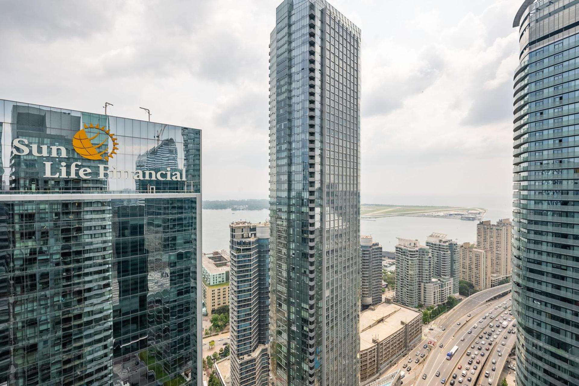 Luxury Suite w Stunning City Views - The Roland