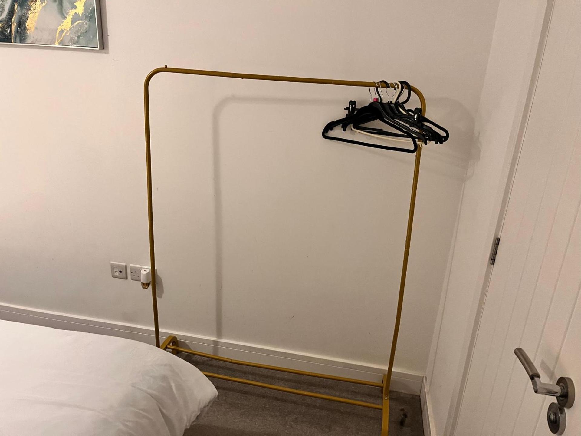 Bright & Stylish en-suite bedroom suitable for singles, couples, and families in a 2bed apartment