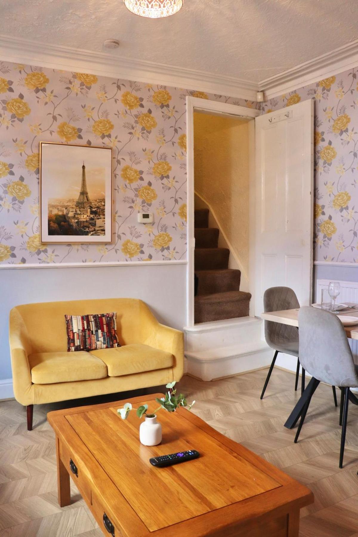 Comfortable 2 Bed Property with garden - Parking