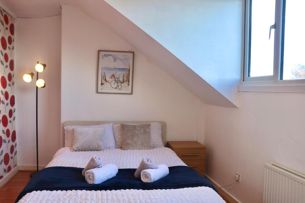 Comfortable 2 Bed Property with garden - Parking