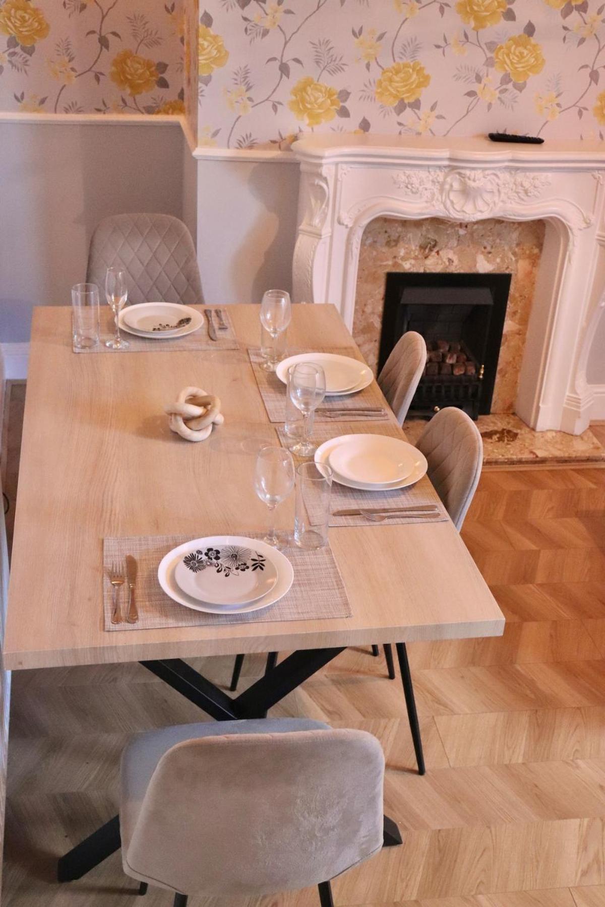 Comfortable 2 Bed Property with garden - Parking