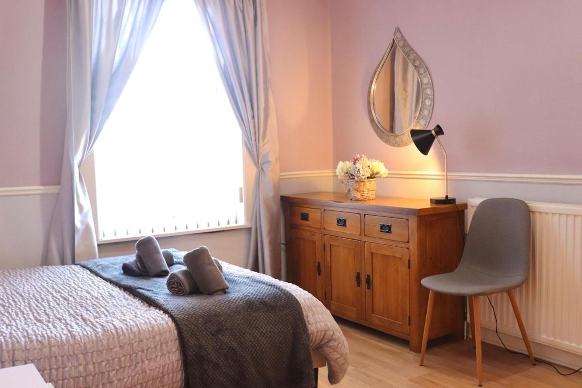 Comfortable 2 Bed Property with garden - Parking