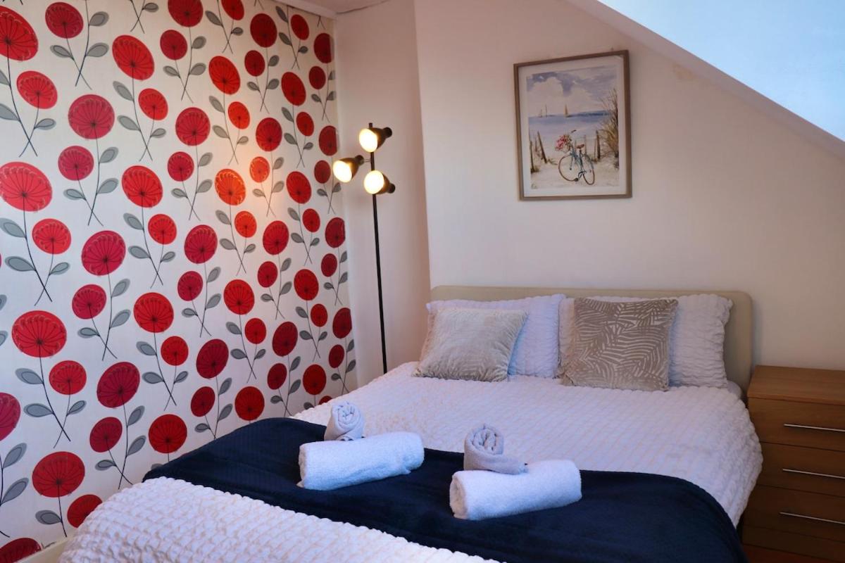 Comfortable 2 Bed Property with garden - Parking