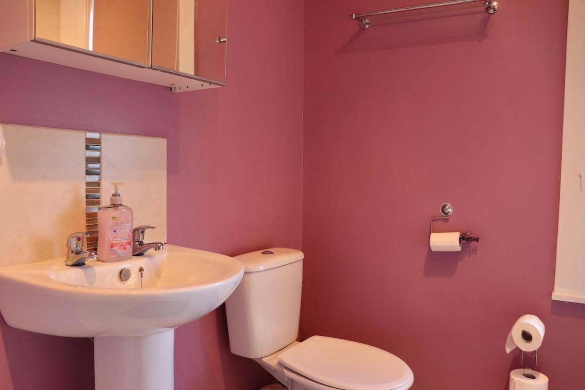 Comfortable 2 Bed Property with garden - Parking