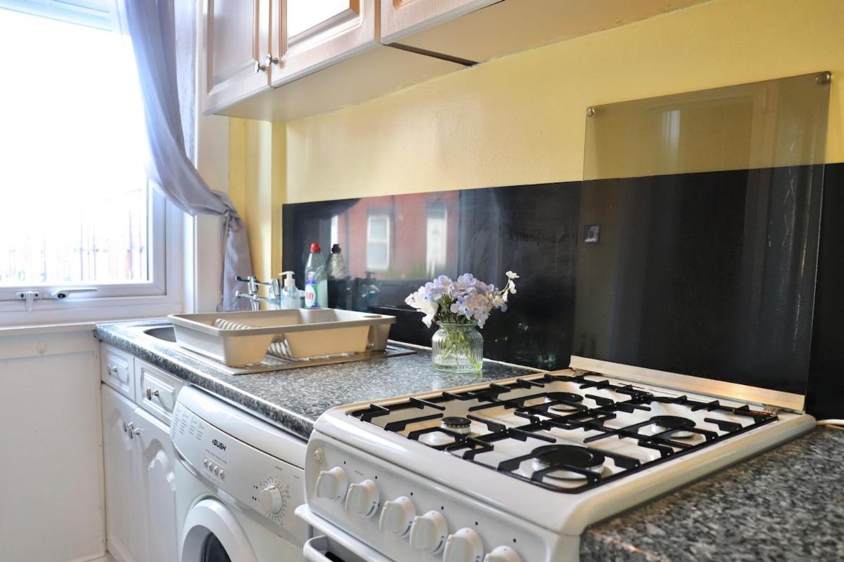 Comfortable 2 Bed Property with garden - Parking