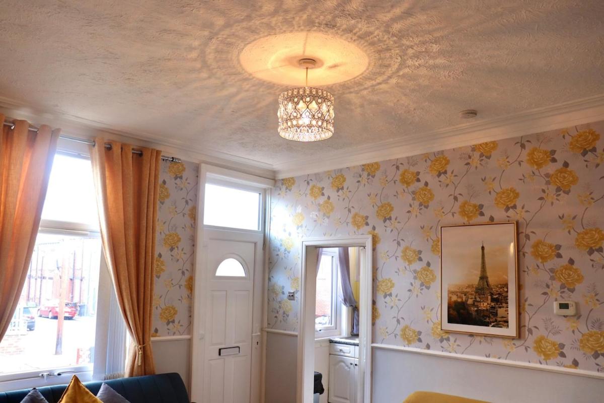 Comfortable 2 Bed Property with garden - Parking