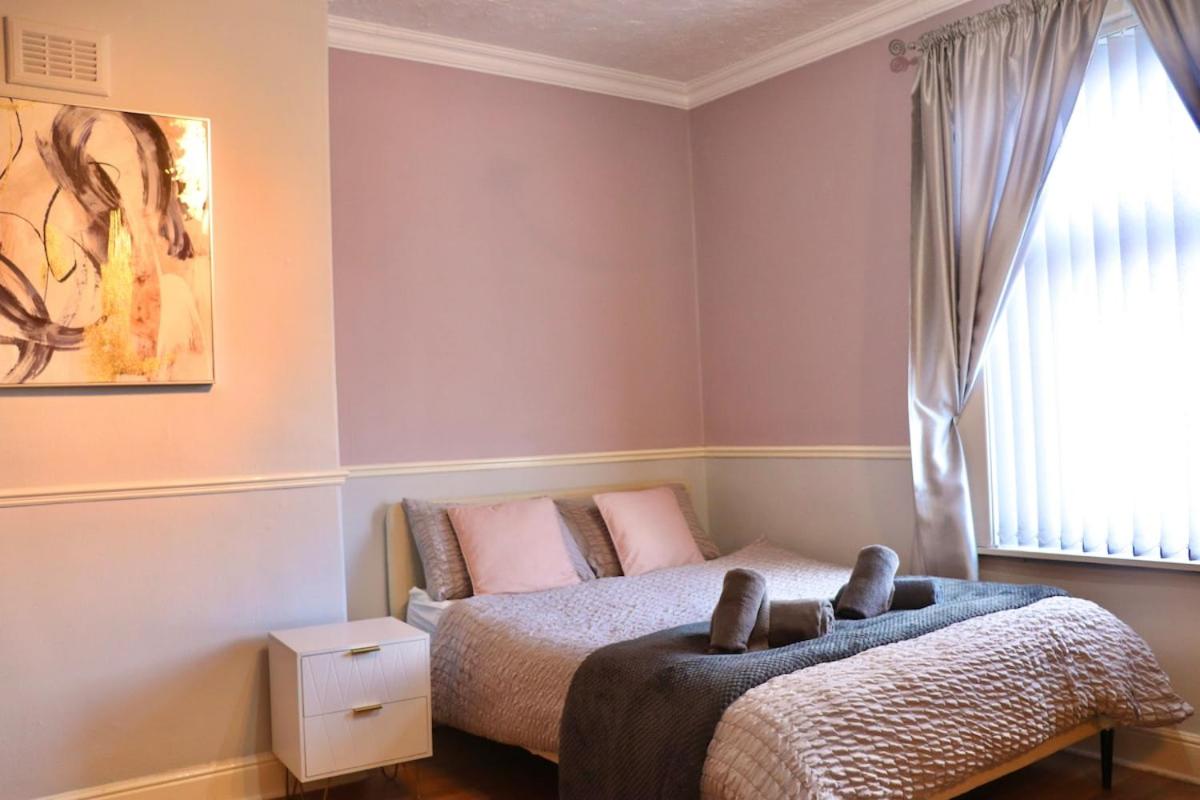 Comfortable 2 Bed Property with garden - Parking