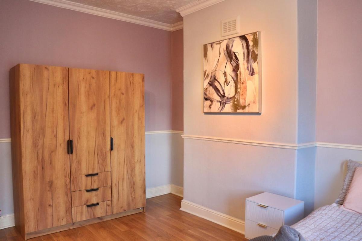 Comfortable 2 Bed Property with garden - Parking