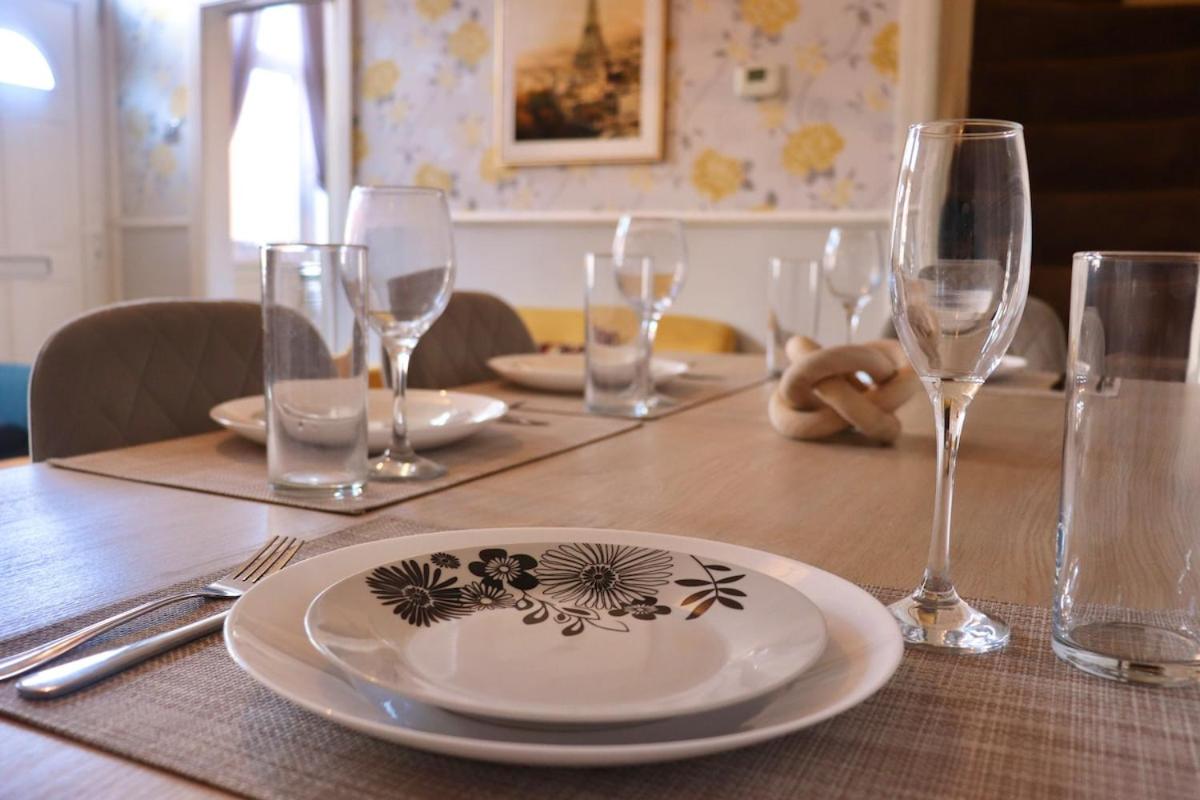 Comfortable 2 Bed Property with garden - Parking