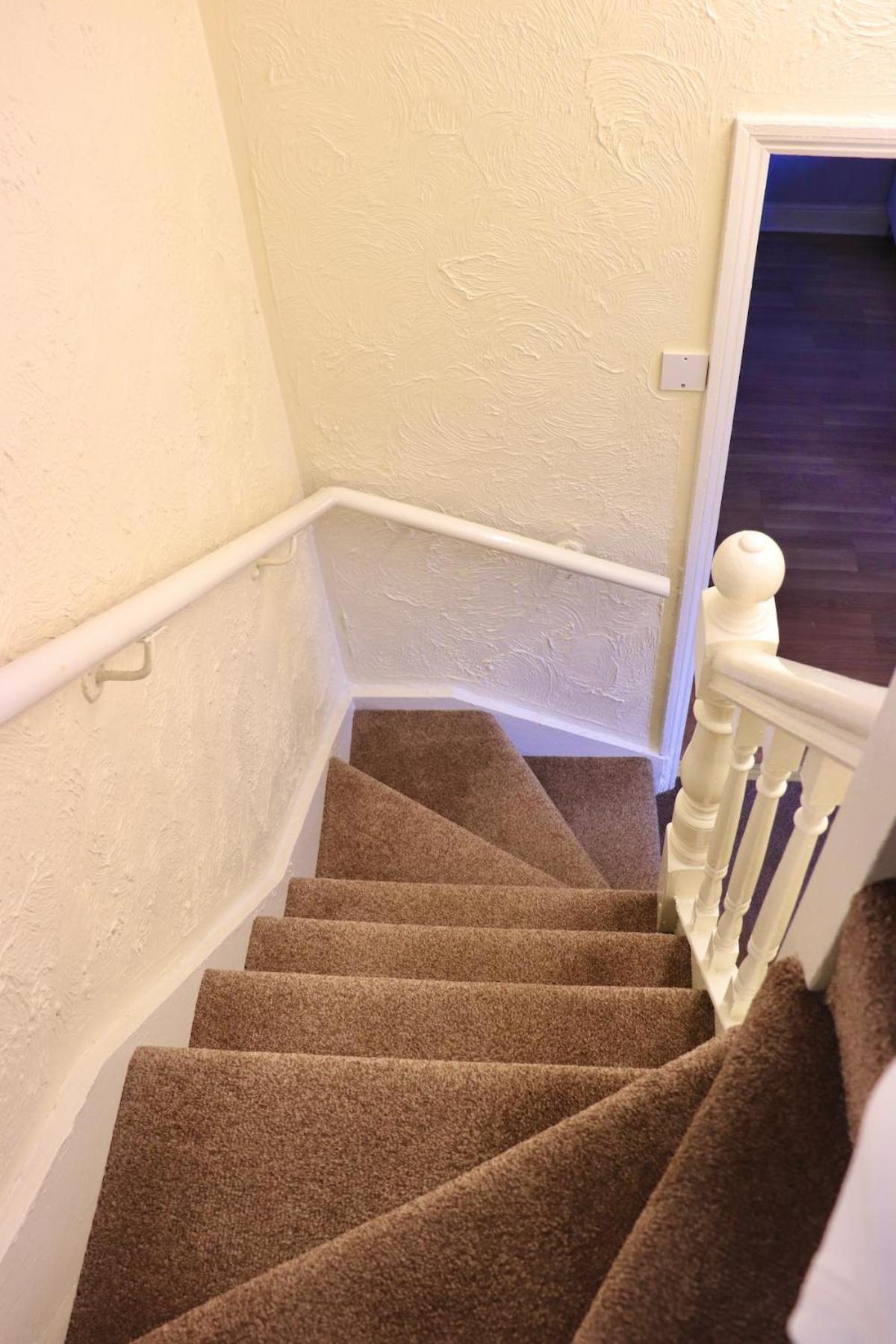 Comfortable 2 Bed Property with garden - Parking