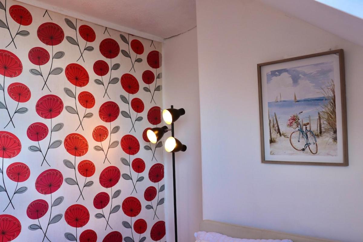 Comfortable 2 Bed Property with garden - Parking