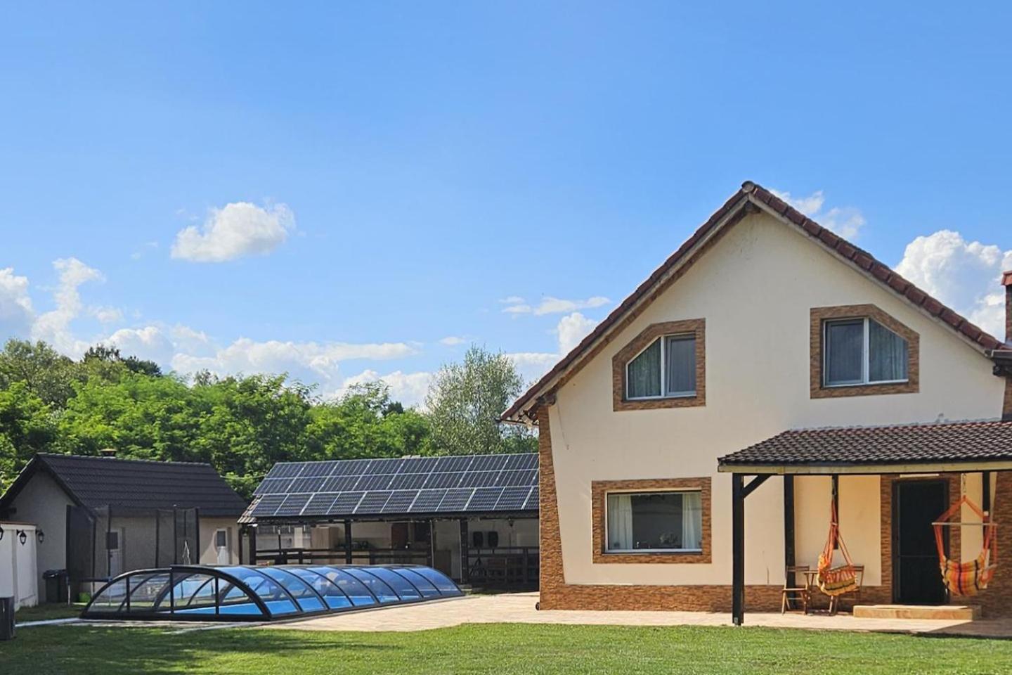 House - Sleeps up to 11 hot tub & free parking