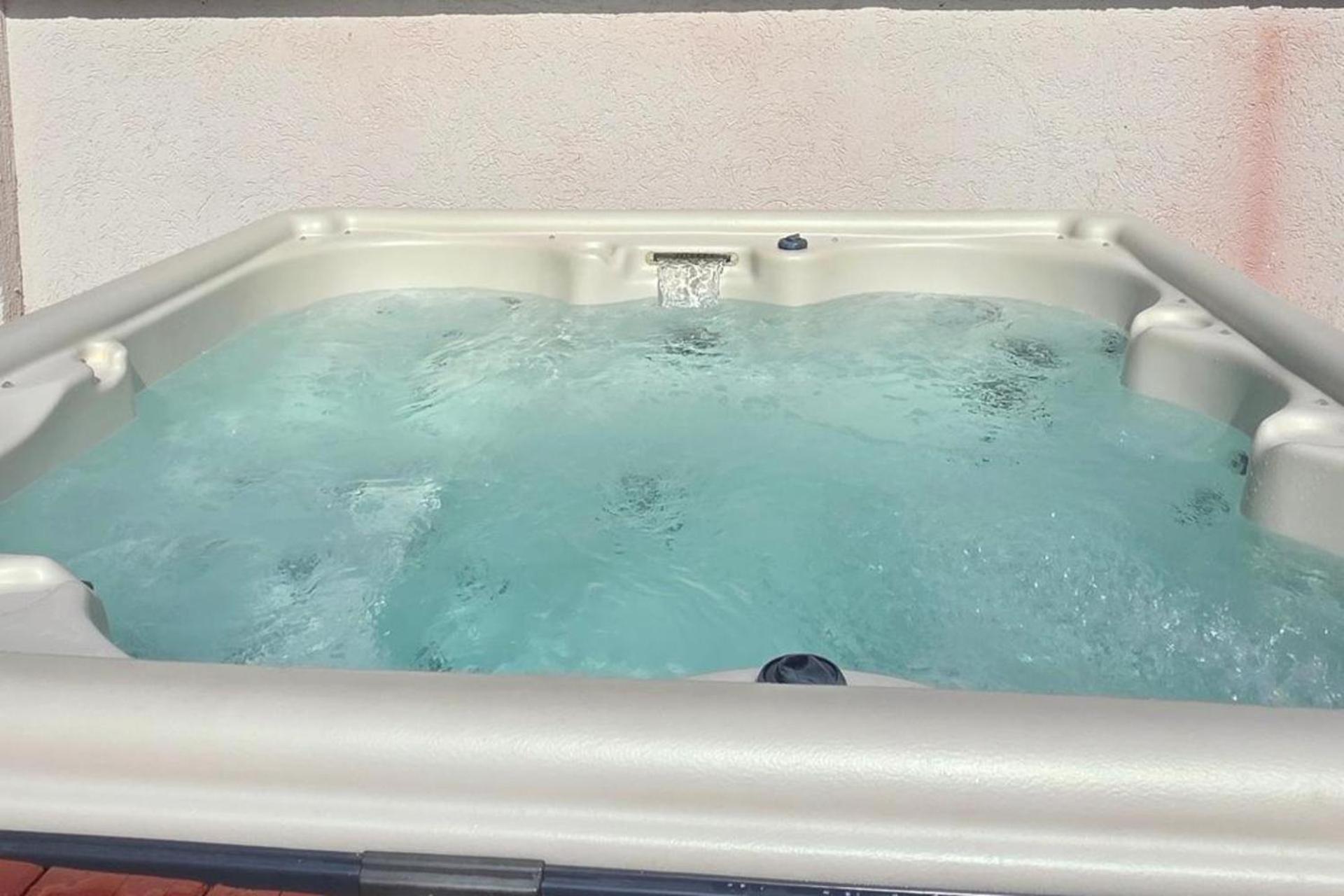 House - Sleeps up to 11 hot tub & free parking