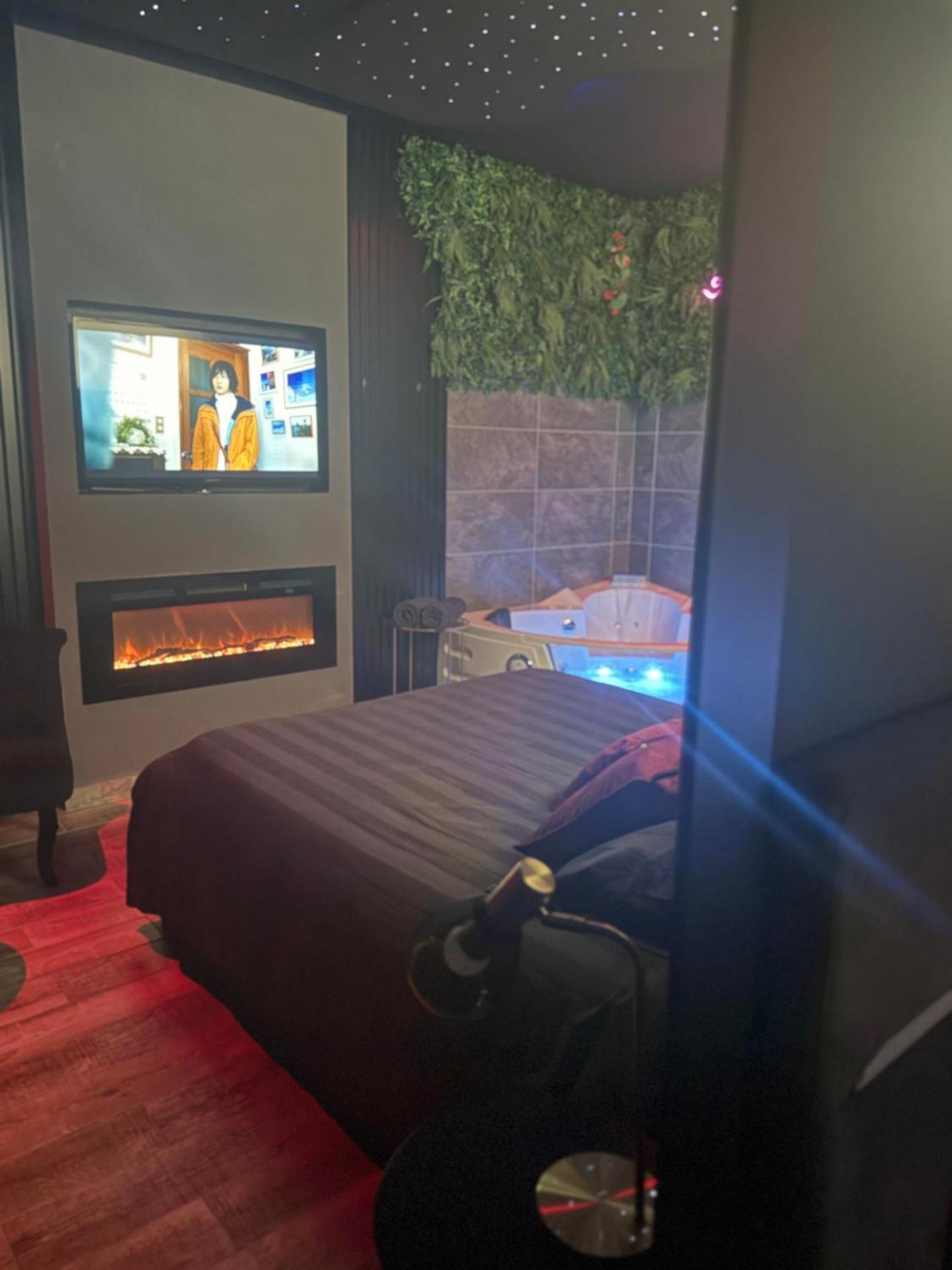 Loft, Studio and Love Rooms