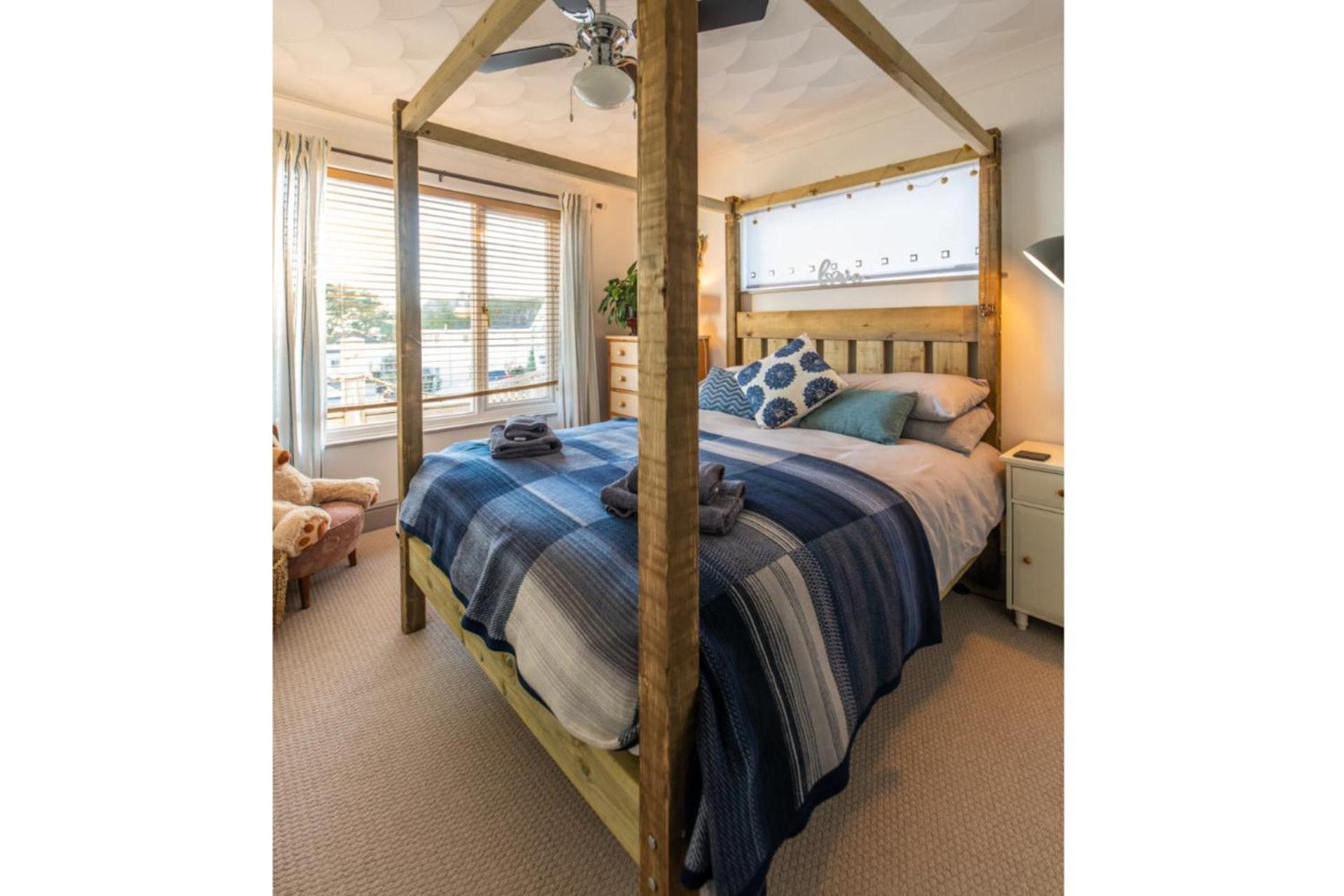 1 Bed Flat - Sleeps 2 - Pets - Balcony - Parking