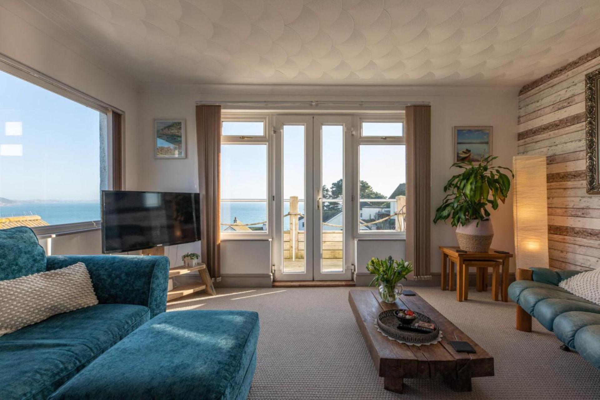 1 Bed Flat - Sleeps 2 - Pets - Balcony - Parking