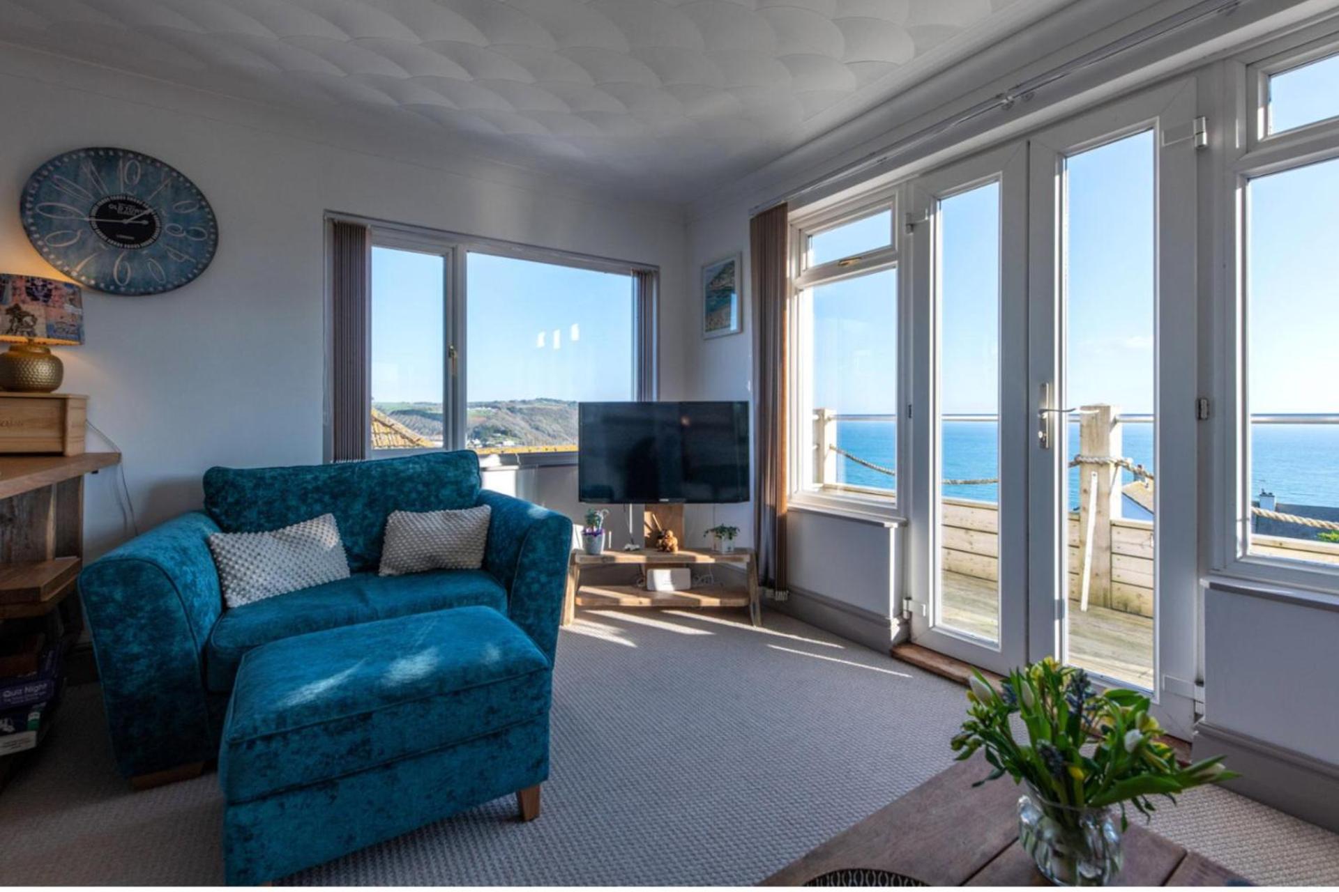 1 Bed Flat - Sleeps 2 - Pets - Balcony - Parking