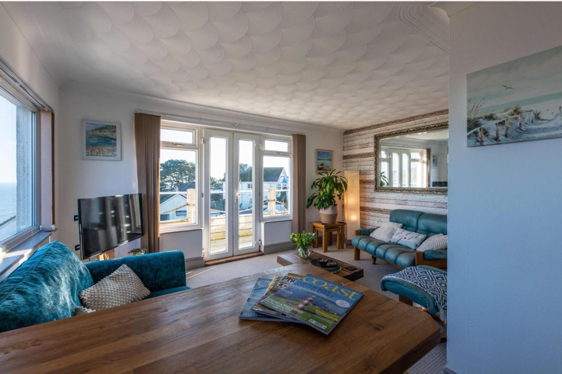 1 Bed Flat - Sleeps 2 - Pets - Balcony - Parking