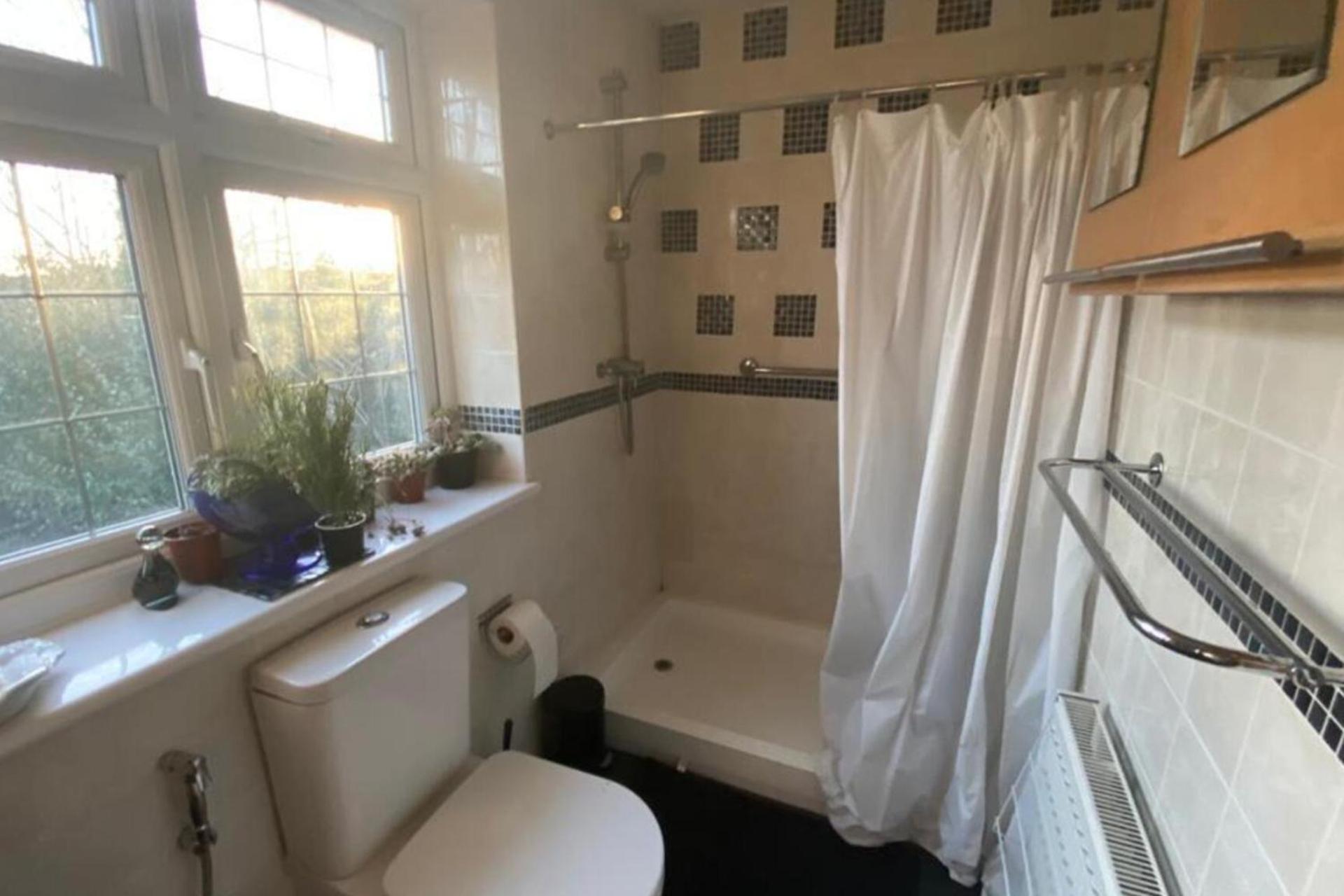 Apartment - Sleeps 4 - Parking - Balcony - Garden