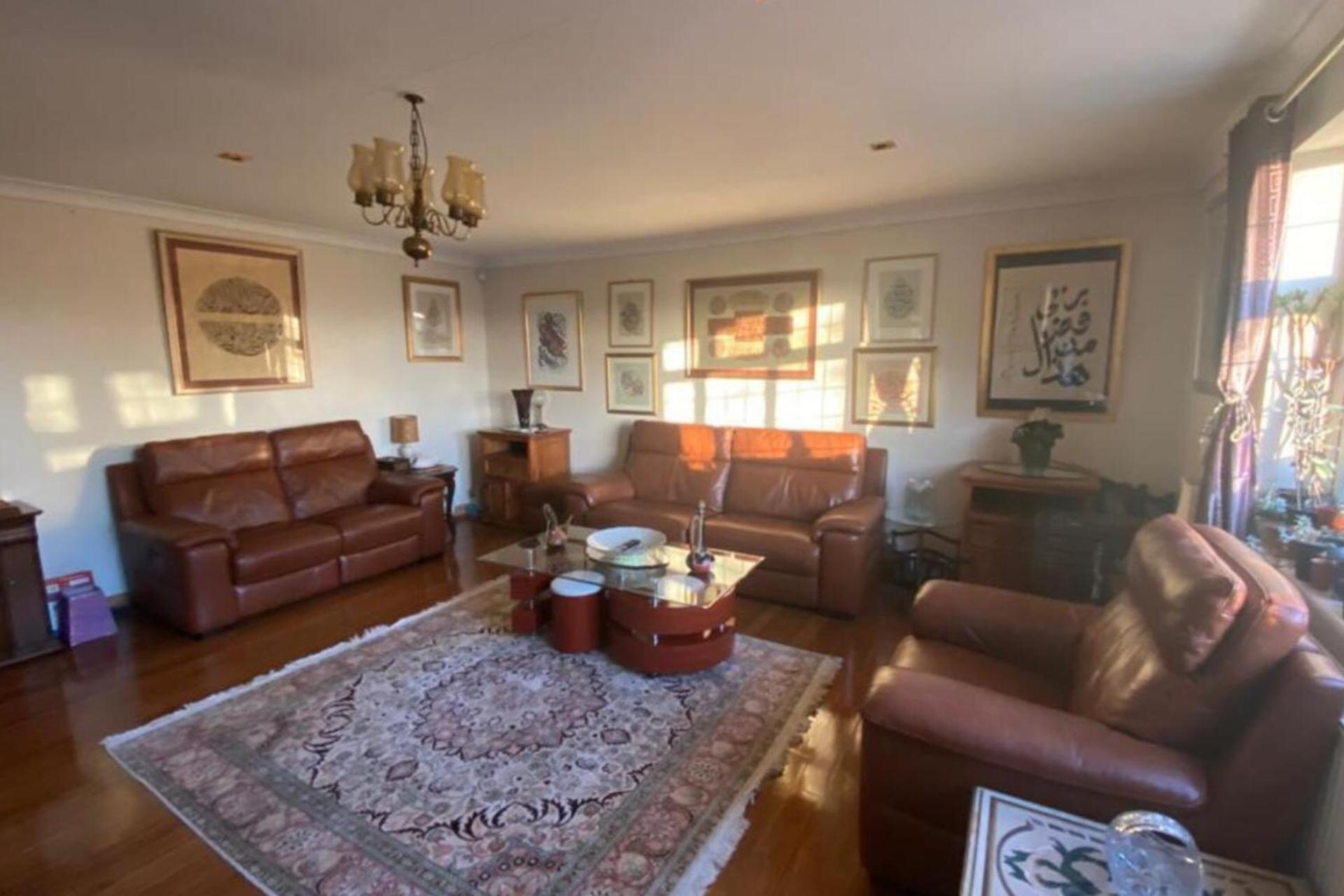 Apartment - Sleeps 4 - Parking - Balcony - Garden