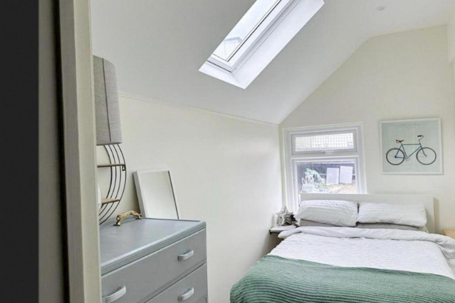 3 Bed Home - Sleeps 6 Garden Pets and very central