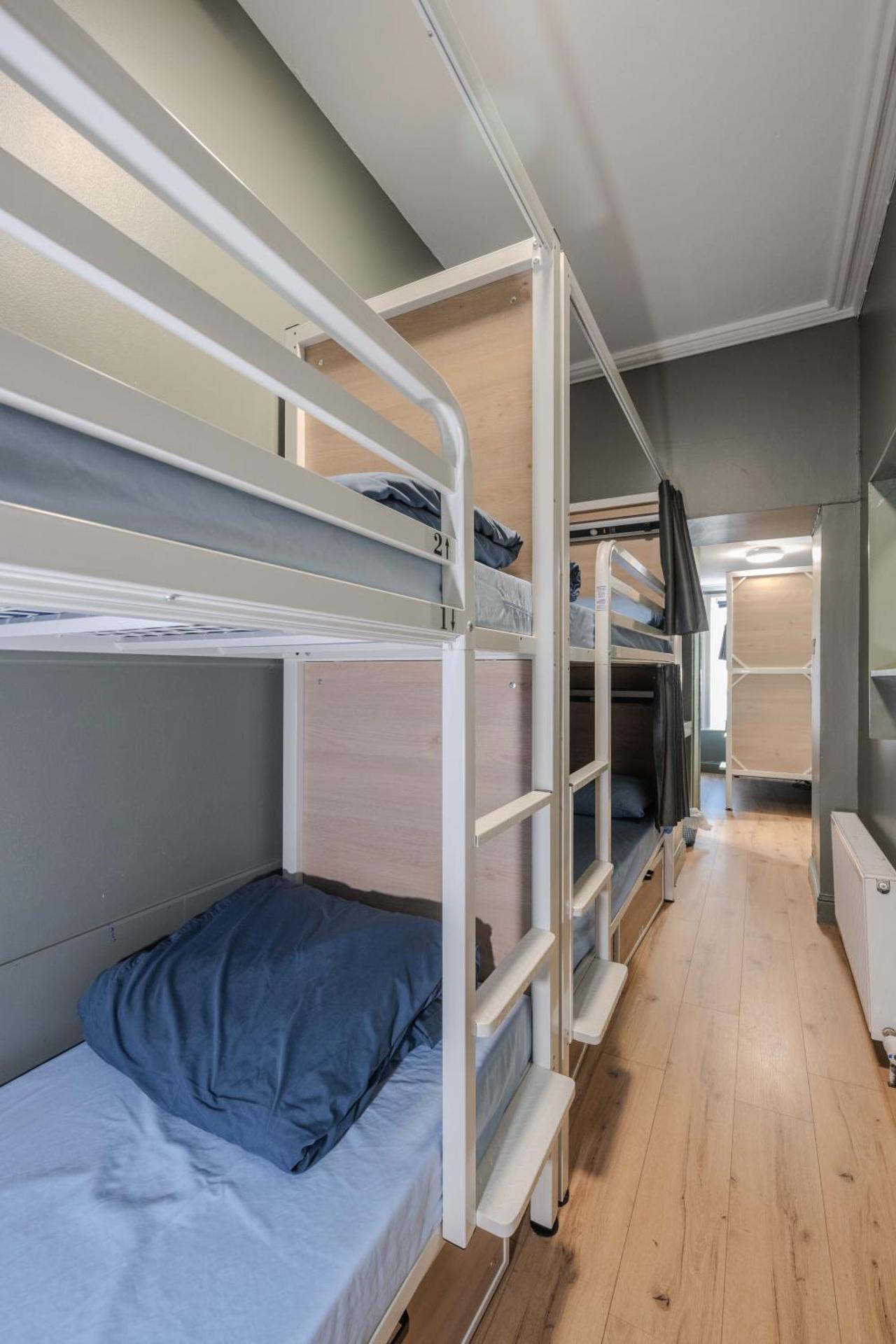 Bett im 6-Bett-Schlafsaal mit Bad