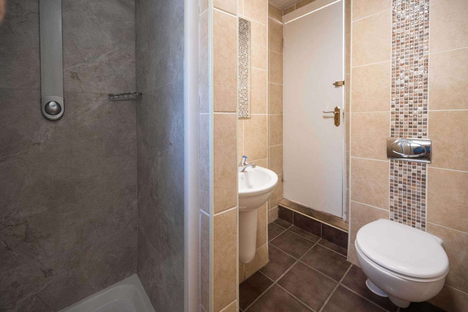 Bed in 6-Bed Dorm with Bathroom