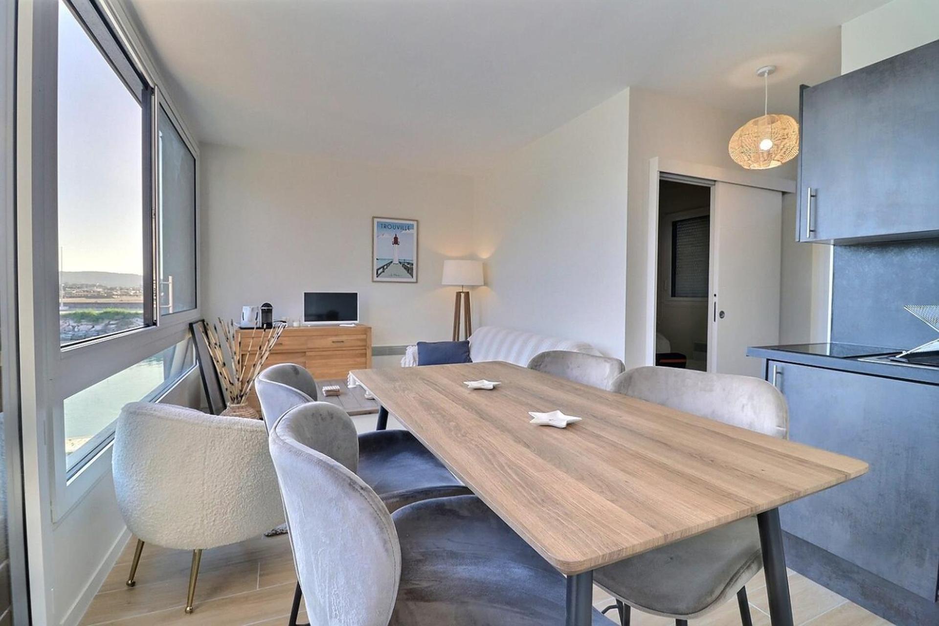 Sublime apartment facing the Port & Planches