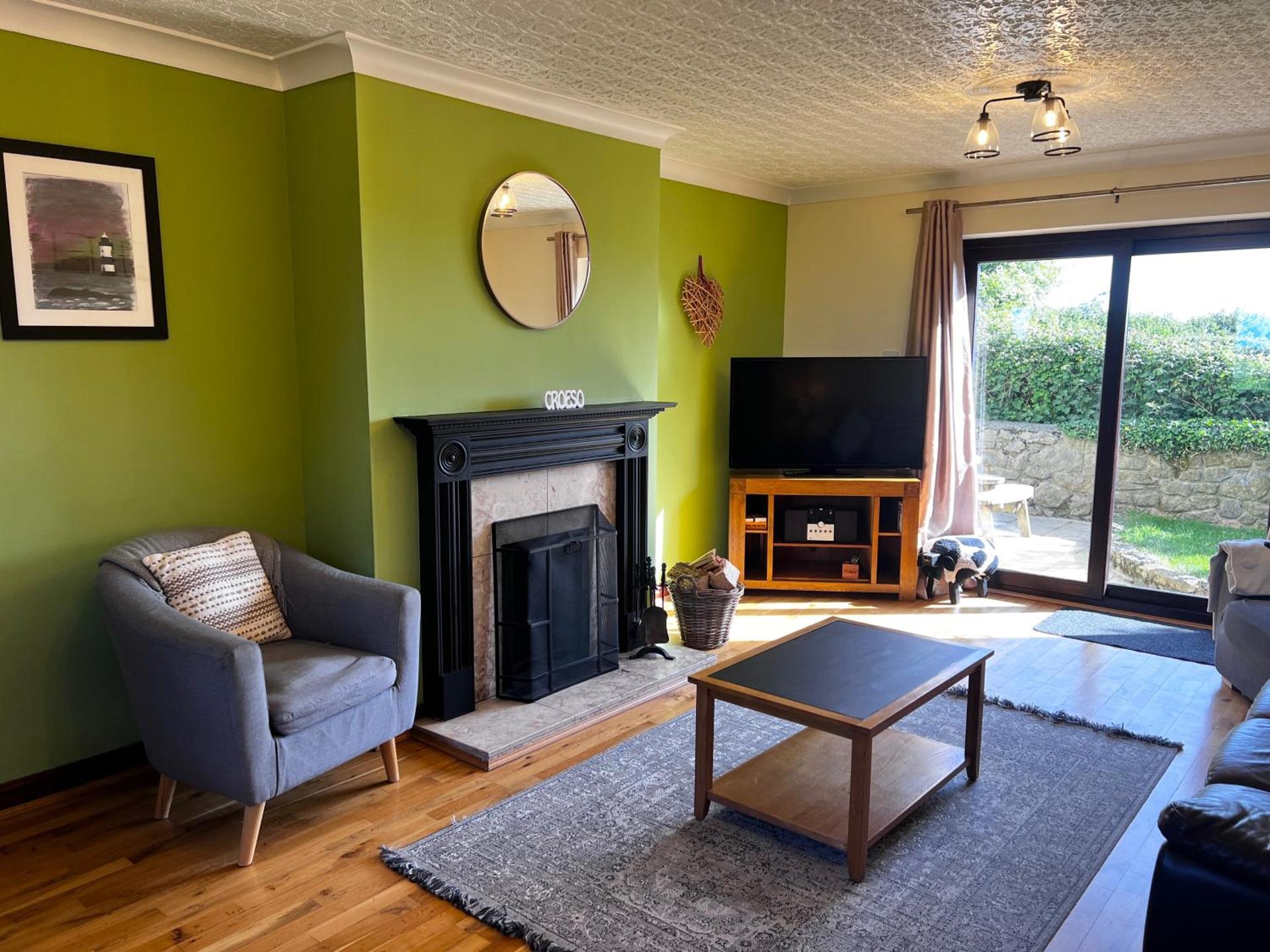 Detached Farmhouse 4 bed sleeps 9 Mountain Views!