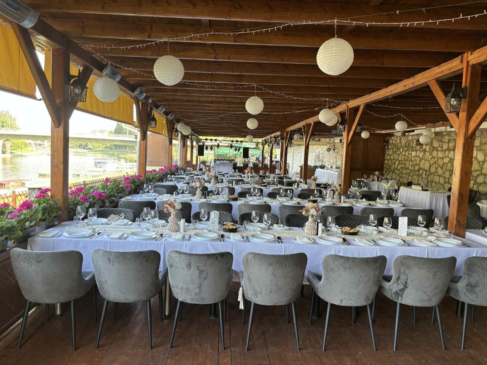 Amstel Hattyú Panzió -Érintésmentes bejelentkezés