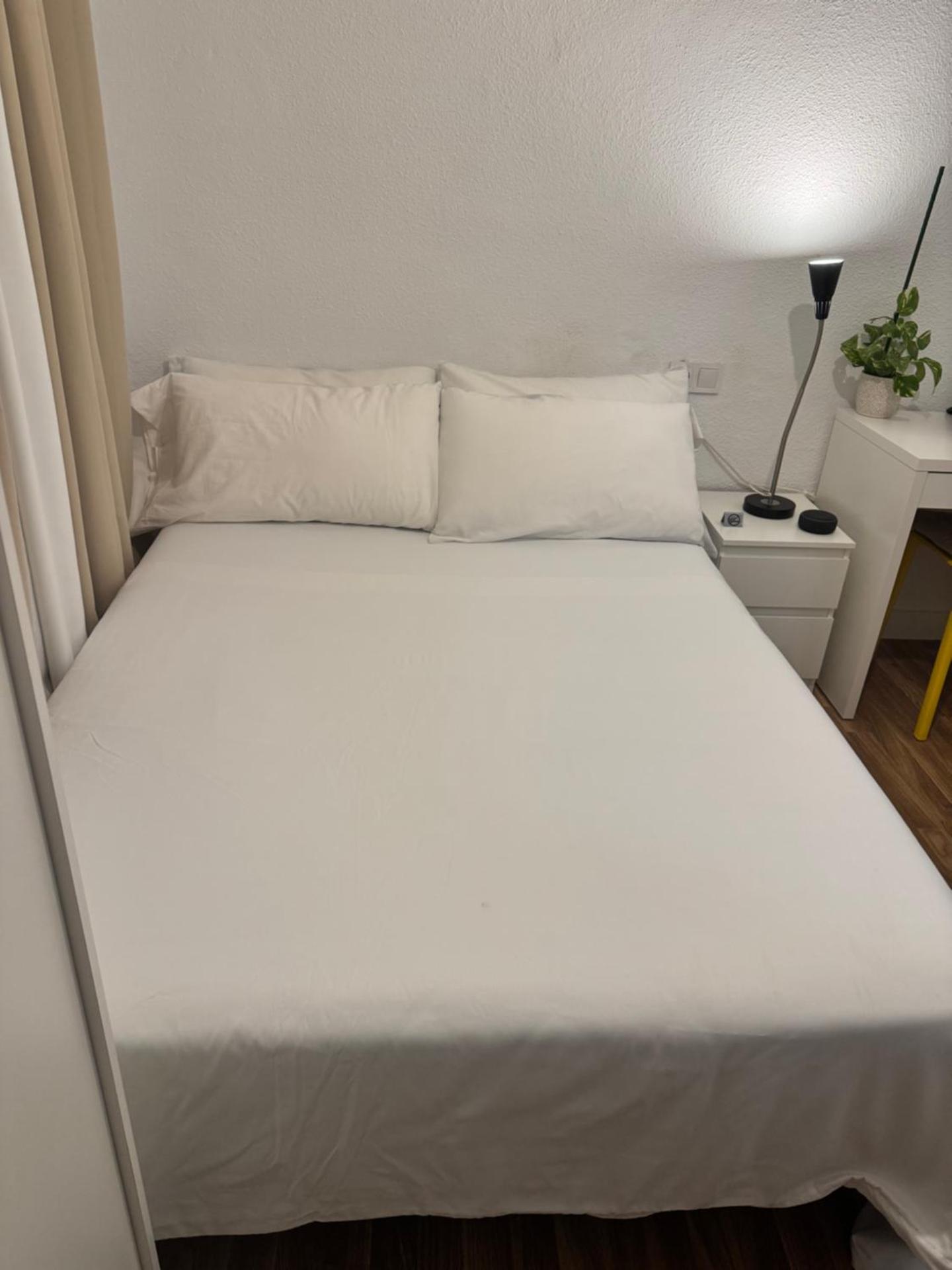 Habitacion sencilla en piso hogareño