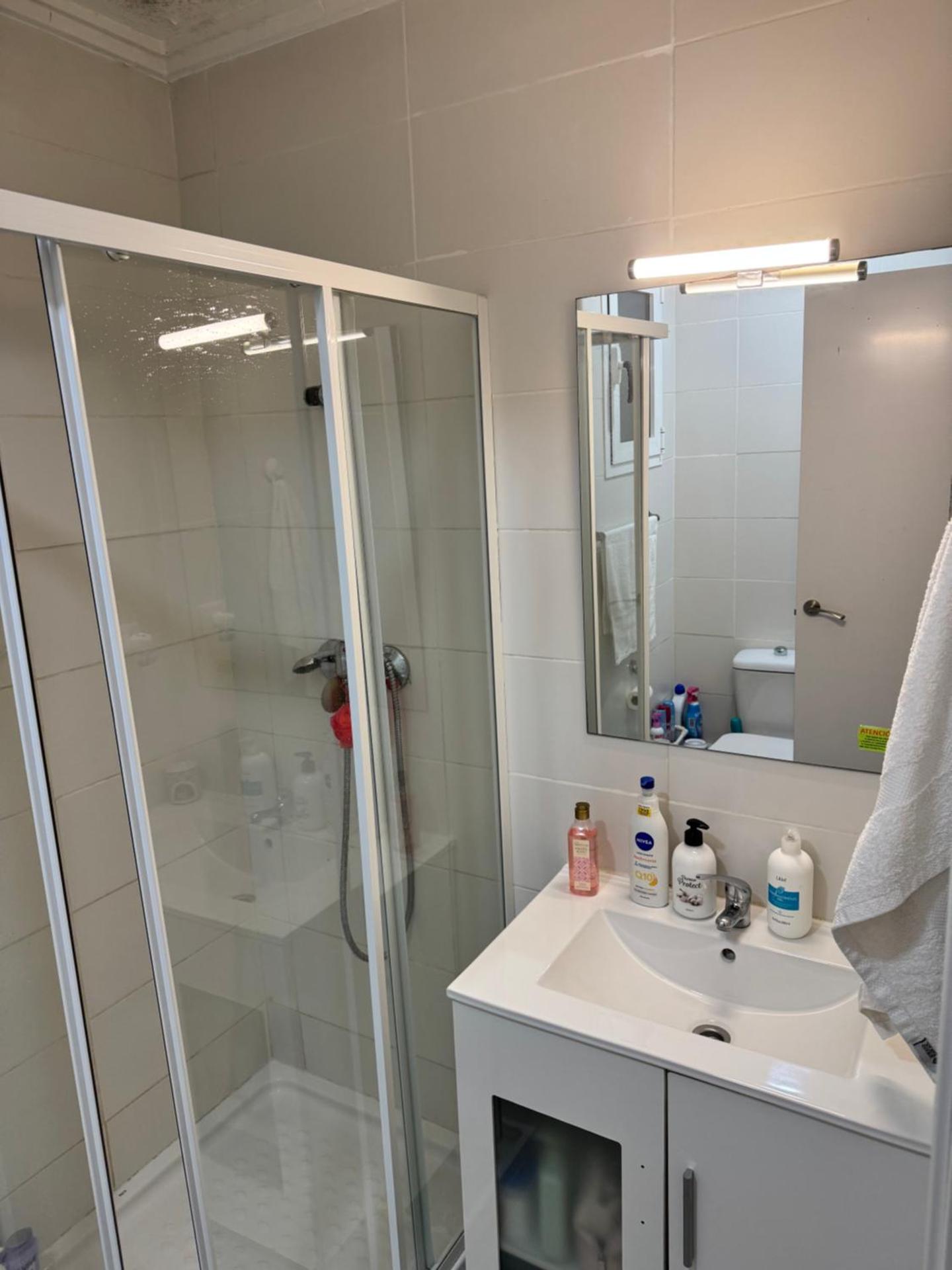 Habitacion sencilla en piso hogareño