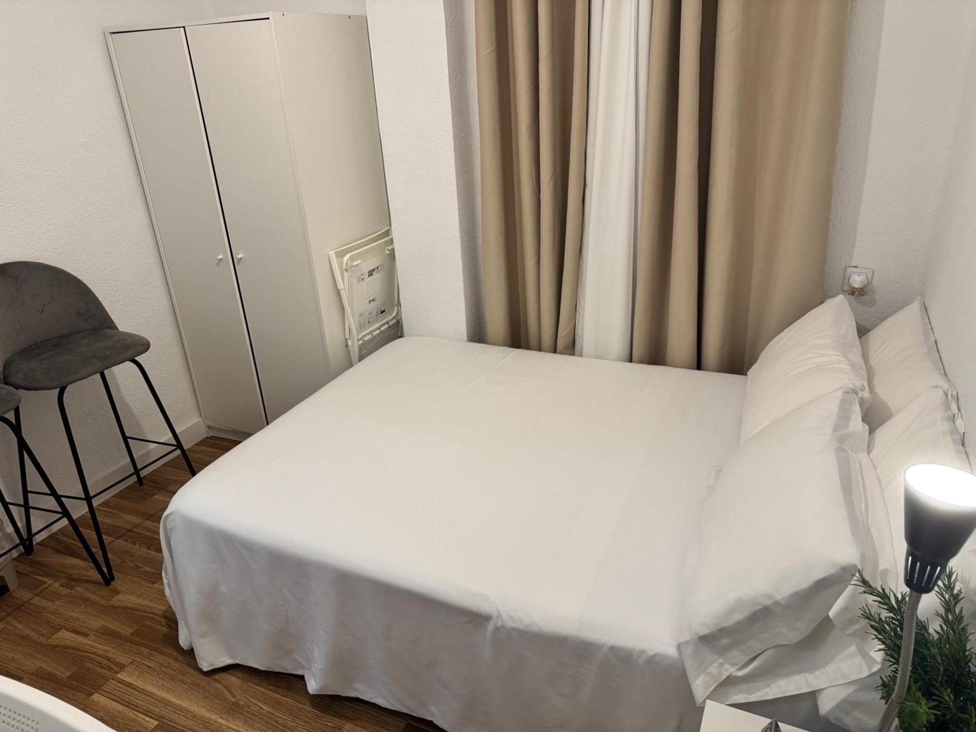 Habitacion sencilla en piso hogareño