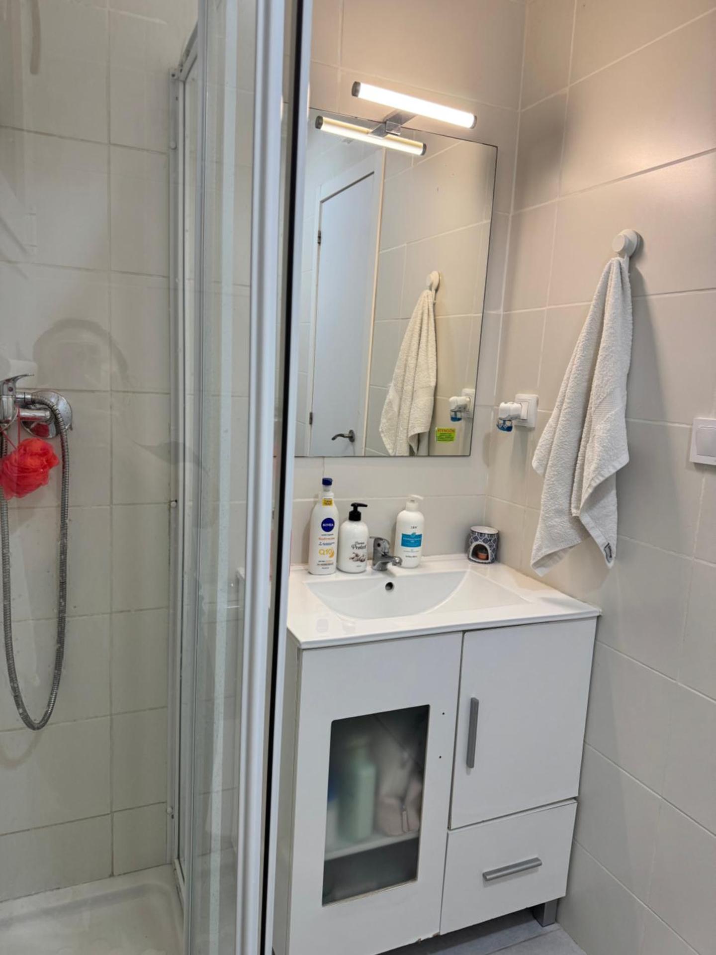 Habitacion sencilla en piso hogareño