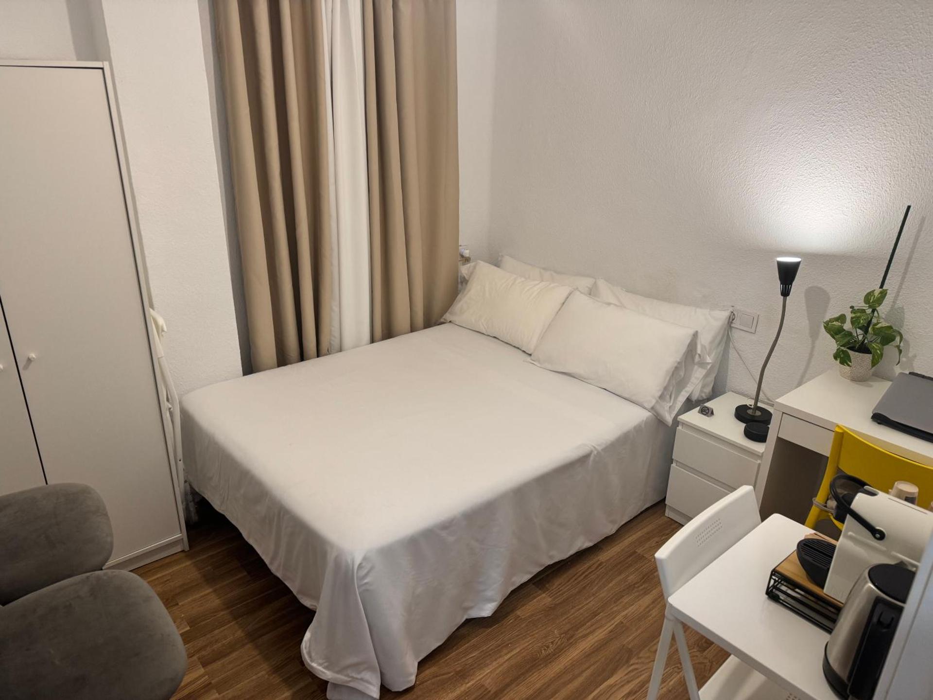 Habitacion sencilla en piso hogareño