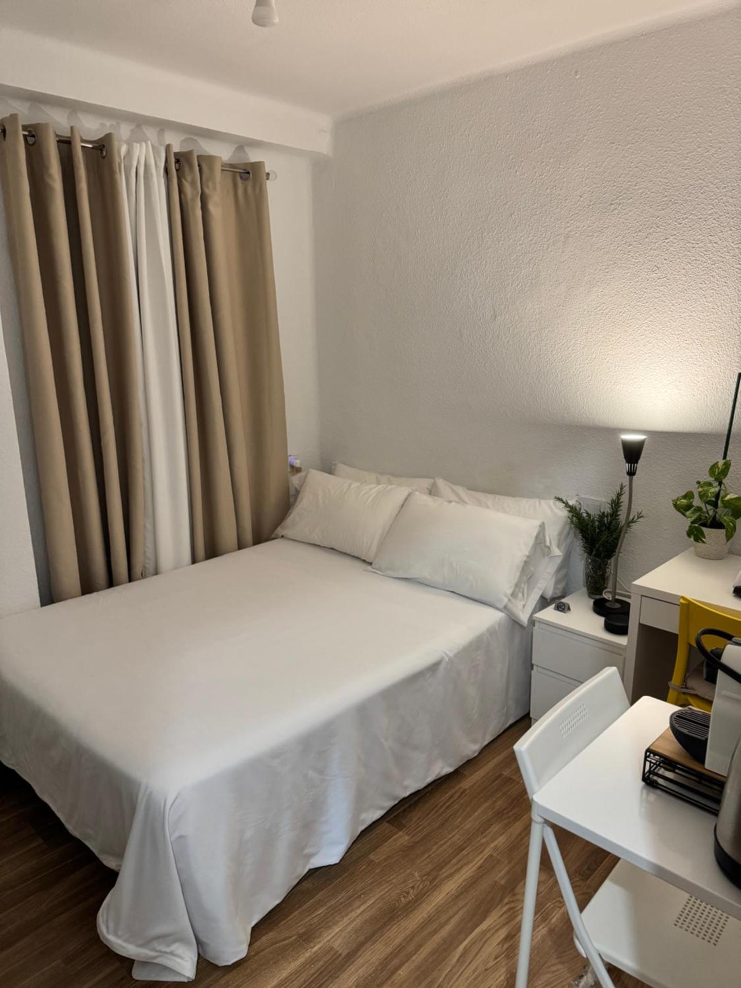 Habitacion sencilla en piso hogareño