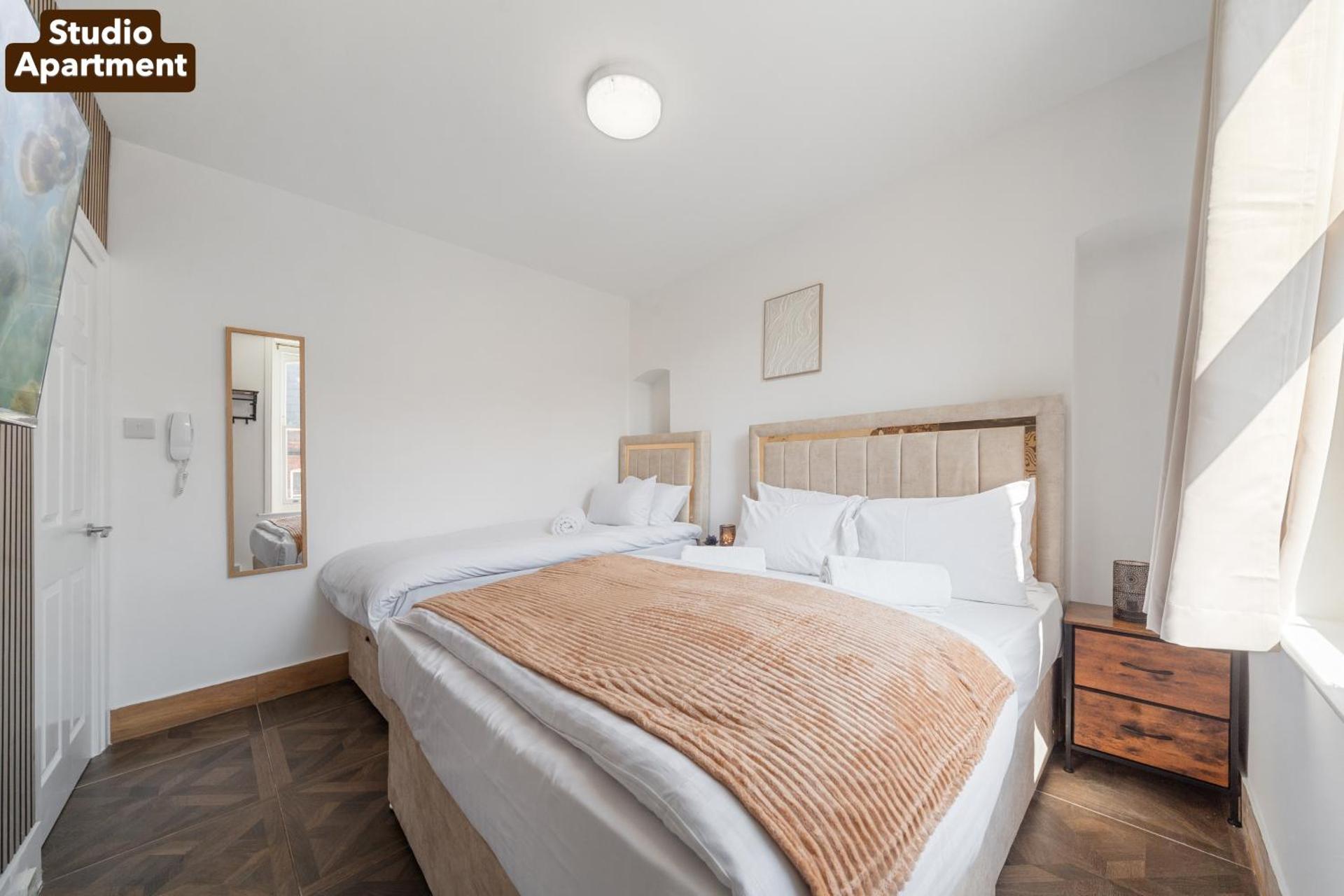 Lively Soho Studios and 2 Bedroom In the Heart of Londons Nightlife No Lift GSG