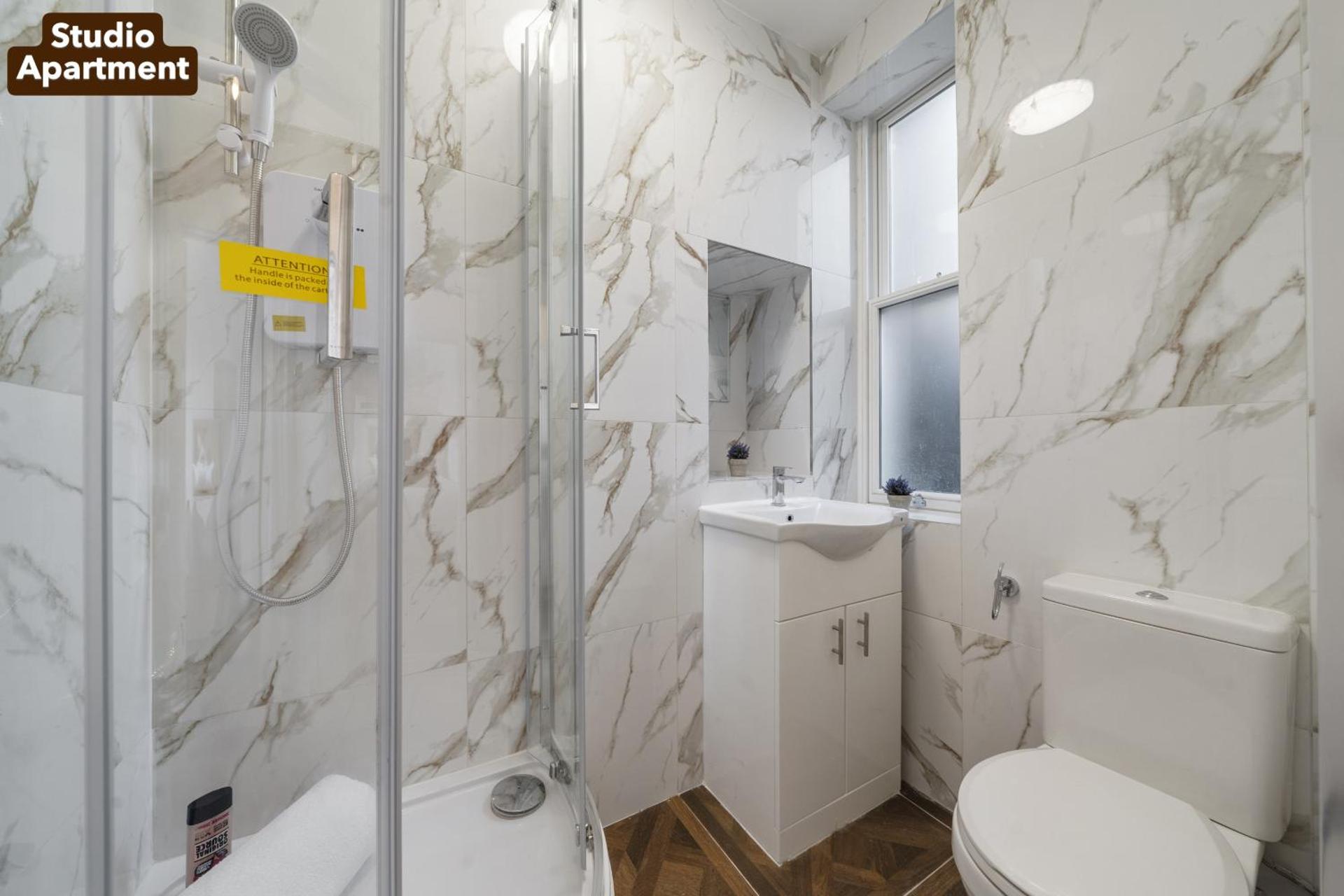 Lively Soho Studios and 2 Bedroom In the Heart of Londons Nightlife No Lift GSG