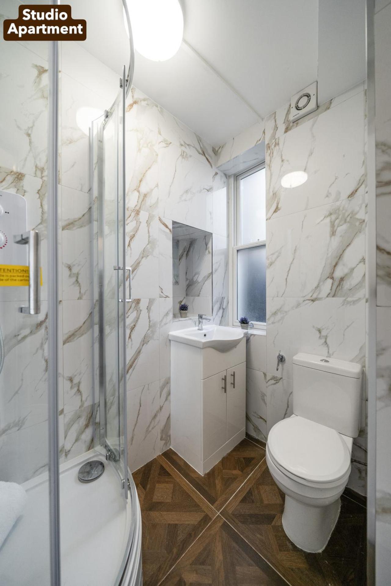 Lively Soho Studios and 2 Bedroom In the Heart of Londons Nightlife No Lift GSG