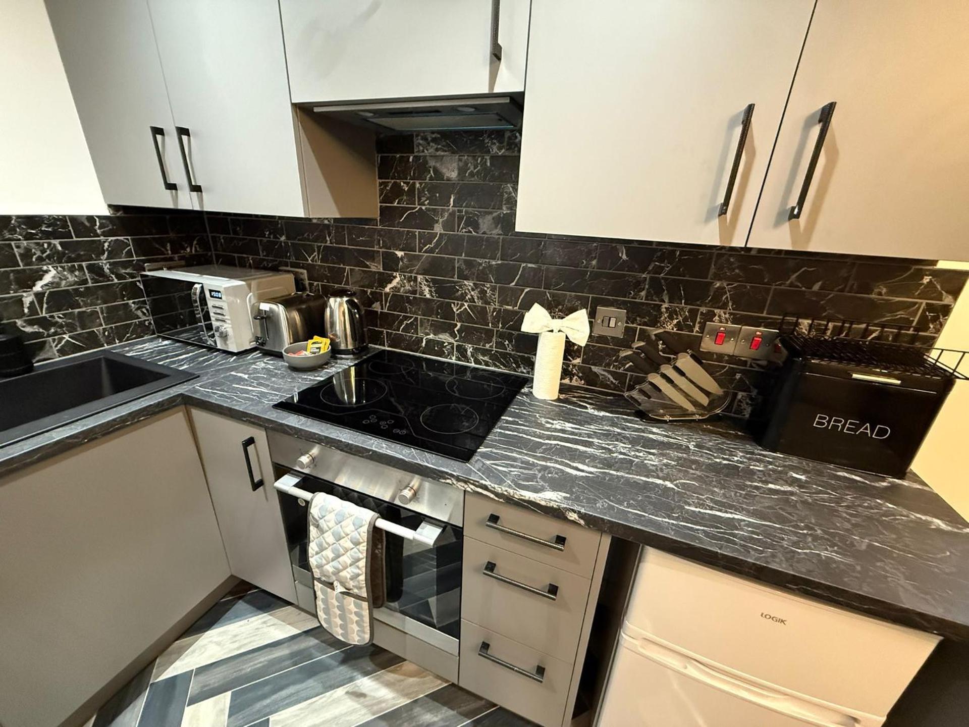 Winter Serviced 1 BED APARTMENT - Free WIFI - Free Parking - Smart TV