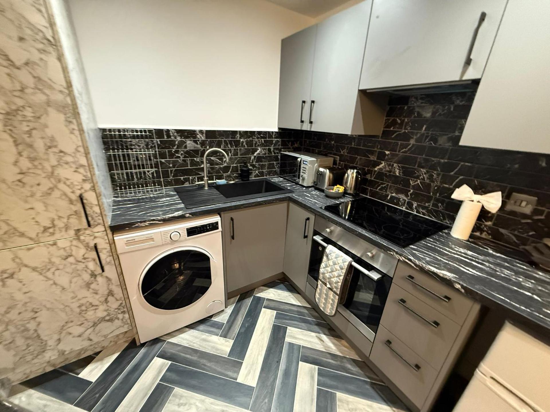 Winter Serviced 1 BED APARTMENT - Free WIFI - Free Parking - Smart TV