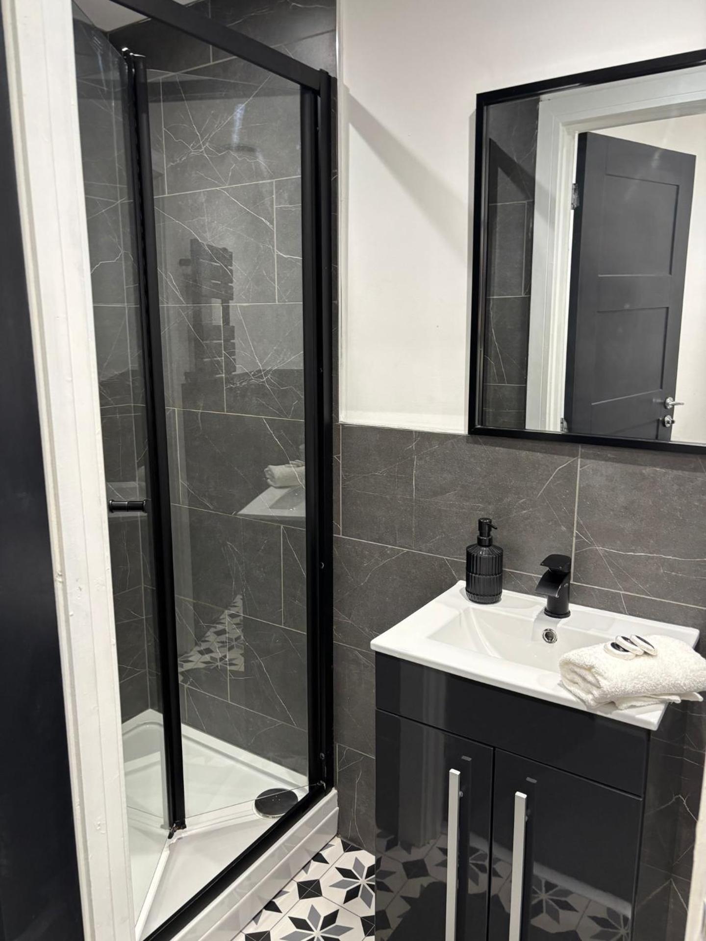 Winter Serviced 1 BED APARTMENT - Free WIFI - Free Parking - Smart TV