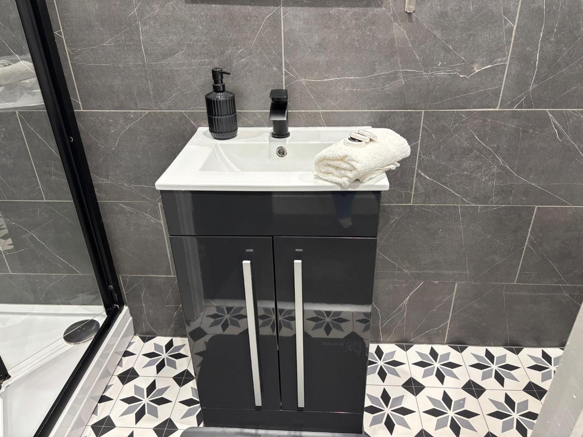 Winter Serviced 1 BED APARTMENT - Free WIFI - Free Parking - Smart TV