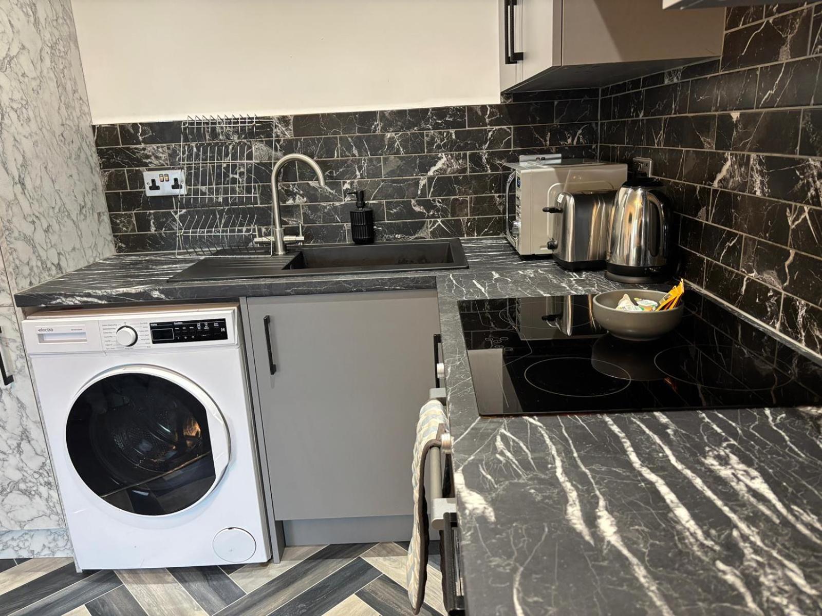 Winter Serviced 1 BED APARTMENT - Free WIFI - Free Parking - Smart TV