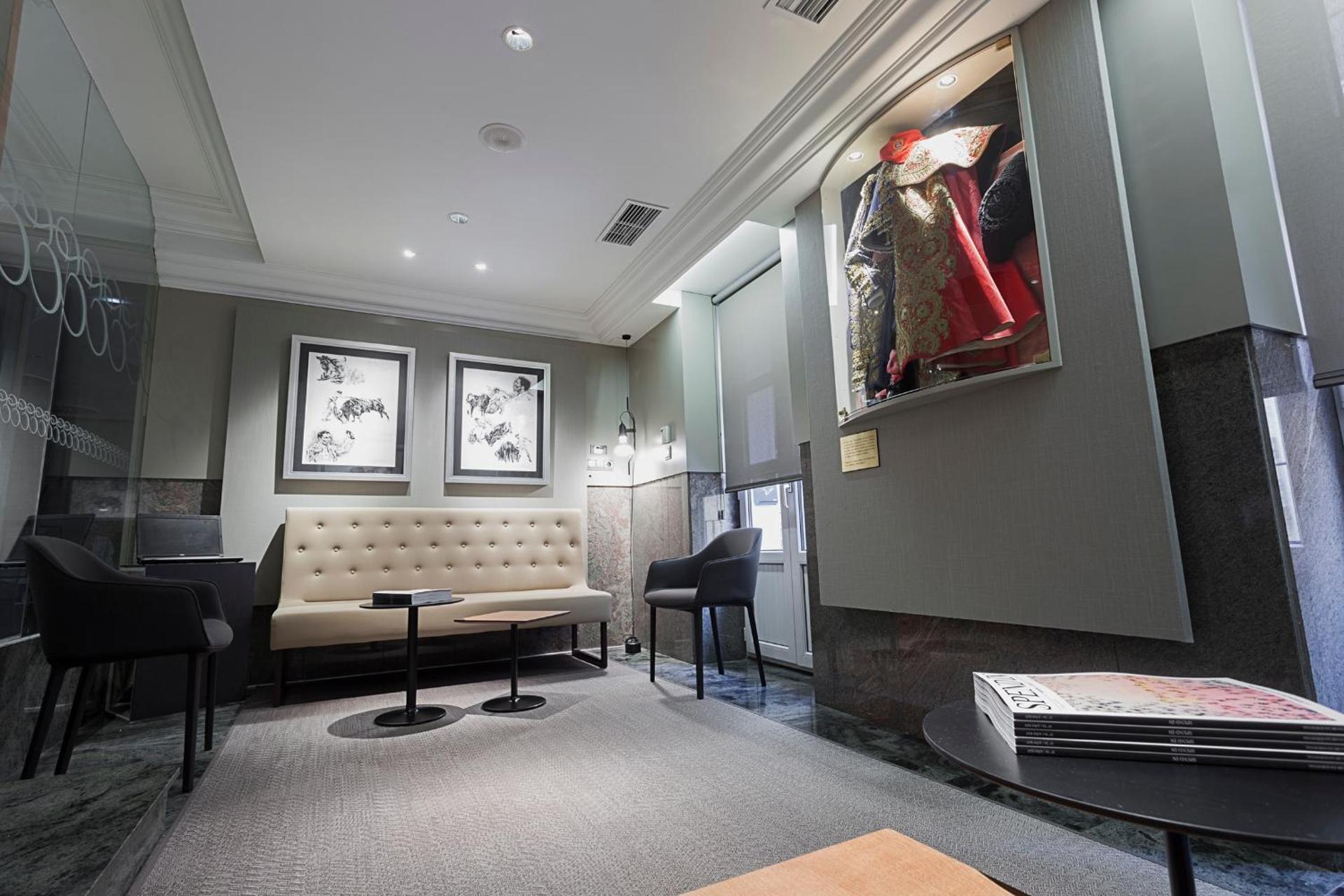 Communal lounge/ TV room