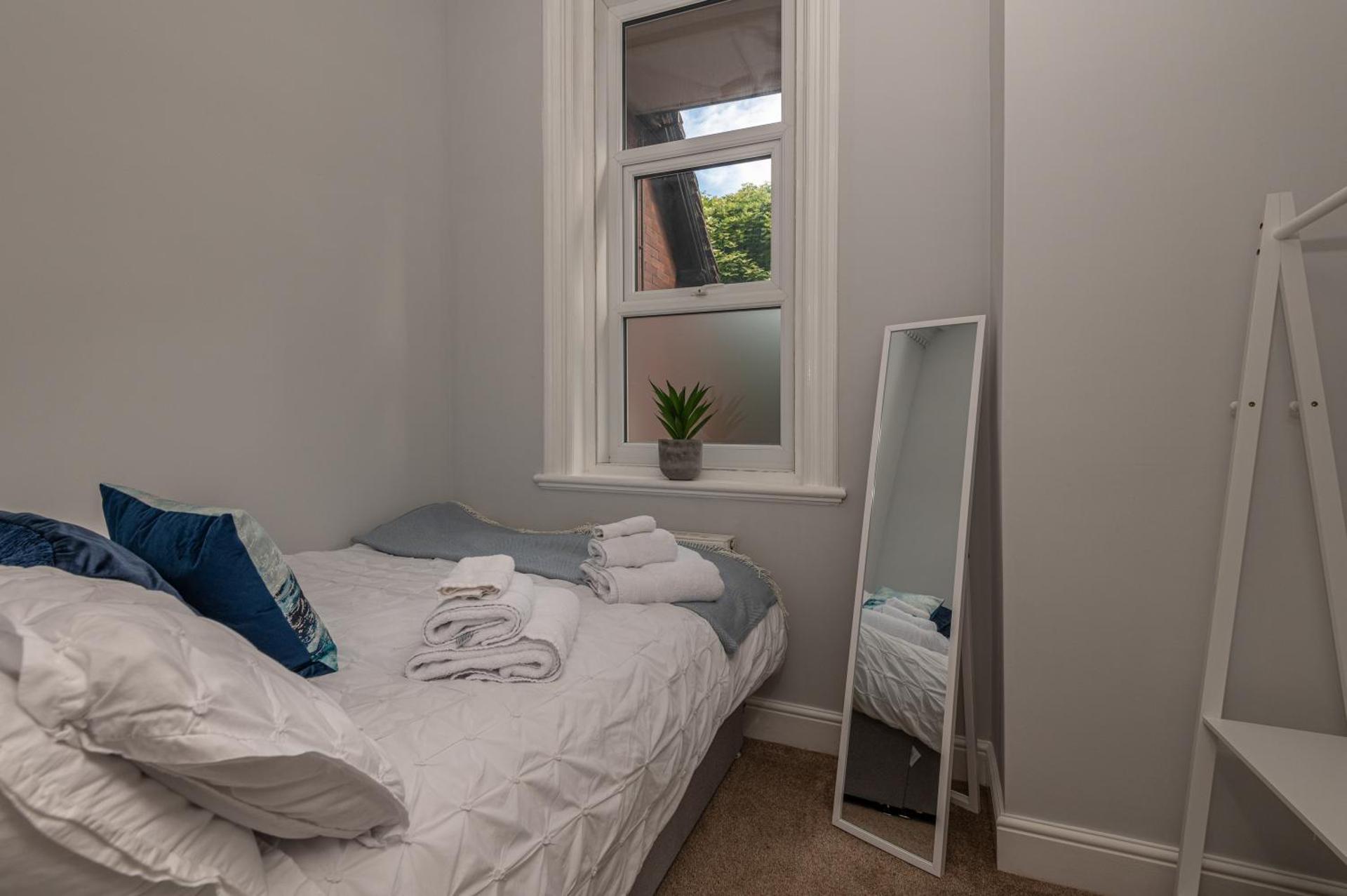 Contractors Business Families Relocation Accommodation enjoy Fast WiFi Large Screen Smart TV and SKY Sports in this Spotless Ground Floor apartment