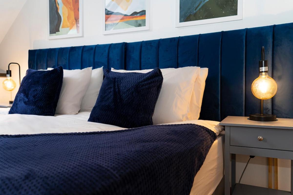 Luxury Flat - Prime Location - FREE PARKING - Next To Station