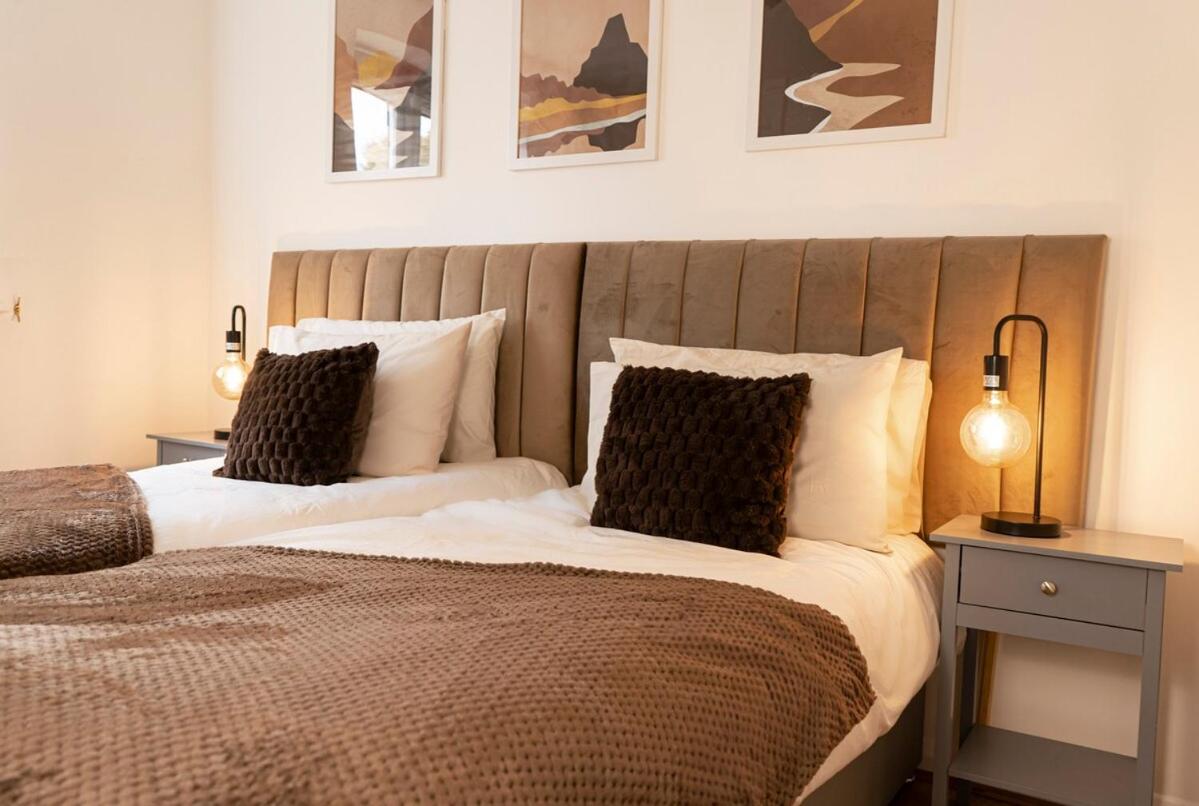 Luxury Flat - Prime Location - FREE PARKING - Next To Station