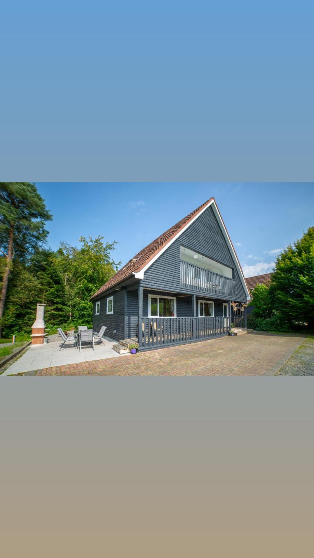 Large Newly Refurbished Lakeside Chalet With Optional Private Hot Tub