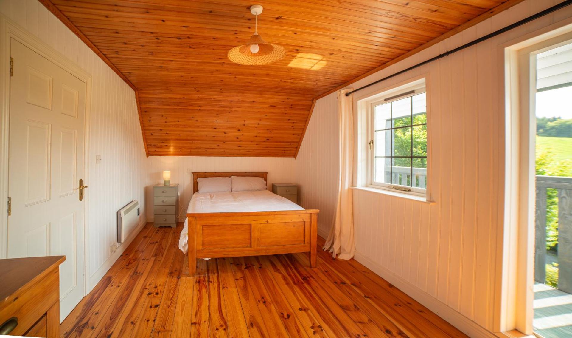 Large Newly Refurbished Lakeside Chalet With Optional Private Hot Tub